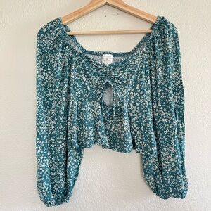 Boutique crop blouse with floral print and long sleeves